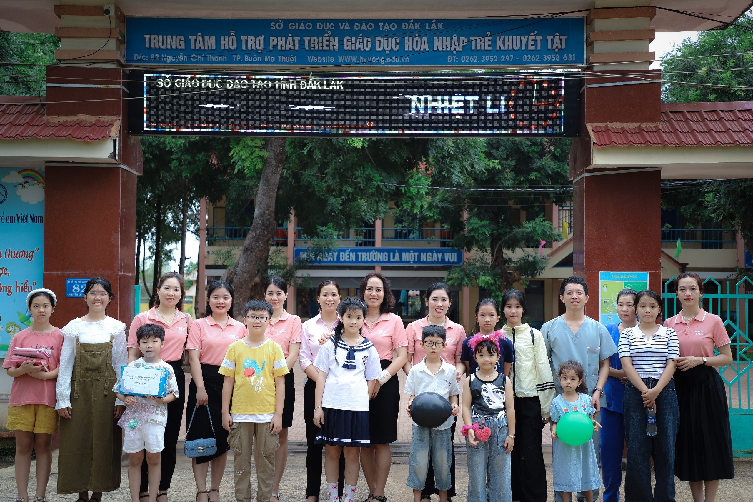 Thăm và tặng quà cho trẻ em nhân ngày Quốc tế thiếu nhi tại Trung Tâm HTPTGDHNTKT